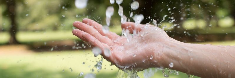 Mithilfe von Hydrogelen auch Luftfeuchtigkeit für die Trinkwassergewinnung anzureichern, war bislang nicht möglich. Nun ist es Forschern gelungen, mittels hygroskopischer Salze, die Saugleistung zur beschleunigen und der Luft so rasch große Mengen an Feuchtigkeit zu entziehen. Mithilfe von Hydrogelen auch Luftfeuchtigkeit für die Trinkwassergewinnung anzureichern, war bislang nicht möglich. Nun ist es Forschern gelungen, mittels hygroskopischer Salze, die Saugleistung zur beschleunigen und der Luft so rasch große Mengen an Feuchtigkeit zu entziehen.