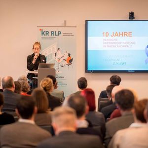 Katharina Heil, Ministerialdirektorin im Ministerium für Wissenschaft und Gesundheit Rheinland-Pfalz, begrüßte die Gäste zu Beginn der Veranstaltung. Dabei würdigte sie die Arbeit des Registers. (Bild:  © Institut für digitale Gesundheitsdaten RLP)