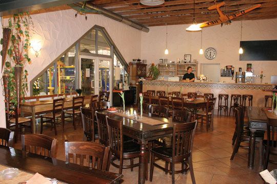 Das Bistro „Über den Wolken“ im Automobilforum ist bis 23 Uhr geöffnet. So lange können die Besucher auch durch den Schauraum flanieren. (Archiv: Vogel Business Media)