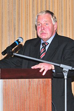 Georg Petersen, Vorsitzender des ZDK Berufsbildungsausschusses, dankte besonders Oliver Deutz für den von ihm perfekt vorbereiteten Wettbewerb. (Archiv: Vogel Business Media)