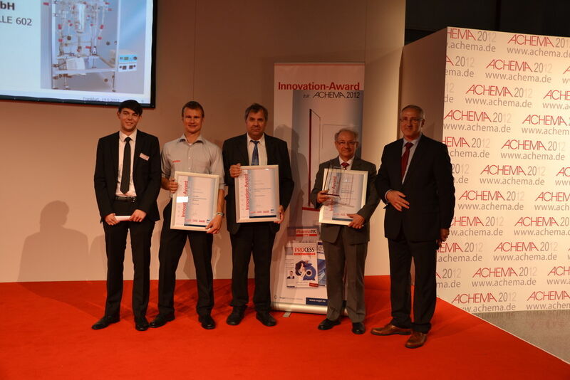 -Fischer’s Labodest VLLE 602 won the award for thermal processes. Shortlist candidates were Lugitsch-Strasser and Julabo Laborgeräte. On the picture: laudatory Tobias Hüser of PROCESS, Thomas Pohl (Julabo), Josef Lugitsch-Strasser (Lugitsch-Strasser), award winner Dr. He. E. Koenen of i-Fischer and Gerd Kielburger (Picture: PROCESS)