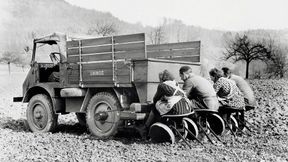 Erntehelfer mit 25 PS: Die halbautomatische Kartoffel-Pflanzmaschine war ein Anbaugerät aus den Anfangsjahren des Unimog. Die Spurbreite des Unimog war auf die Kartoffelreihen ausgelegt (Bild: Daimler Truck)