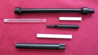 Stabförmige Kunststoffteile mit durchgehender Bohrung  (Bild: Wagner)