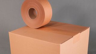 Unverstärkte Nassklebebänder von Schümann sind ein kostengünstiges Verschlussmittel bis zu einem Paketgewicht von 12 Kilogramm. (Bild: Schümann)