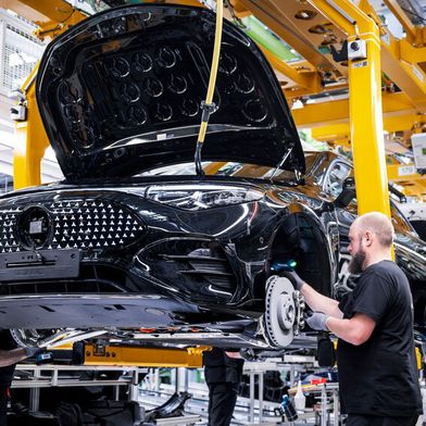 In Deutschland sind zuletzt über 100.000 Arbeitsplätze in der Industrie abgebaut worden. Dennoch ist gibt es in diesem Wirtschaftszweig heute mehr Stellen als im Jahr 2014. (Bild: Mercedes-Benz Group AG)