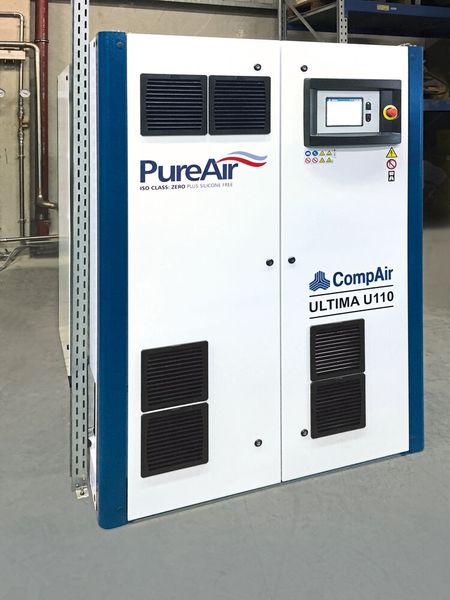  Ein 110 kW Ultima-Kompressor eingesetzt in einem Mineralbrunnenbetrieb. Die neue Kompressortechnologie arbeitet hoch effizient und verbessert zusätzlich mit einer intelligenten Wärmerückgewinnung die Energiebilanz. (Bild: Compair)