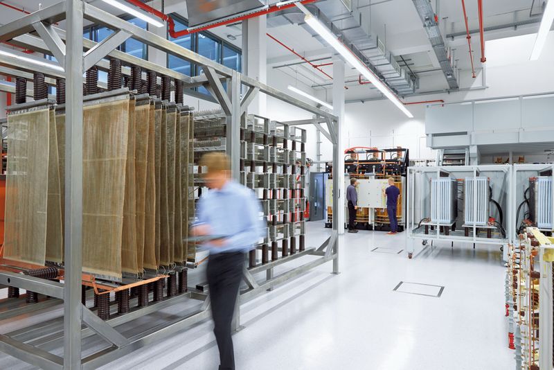 Die Prüfung im Hochstrom-Prüffeld simuliert das Betriebsverhalten der Schutzgeräte und deren Wechselwirkung mit dem Stromversorgungssystem im Fall einer Überspannung. (Phoenix Contact)
