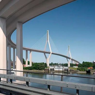 So soll sie einmal aussehen, die neue Köhlbrandbrücke. Eine Jury hat den Siegerentwurf einstimmig ausgewählt. Er knüpft an die charakteristische Bestandsform mit zwei Pylonen und Schrägseilen an. (Bild: Hafen Hamburg)