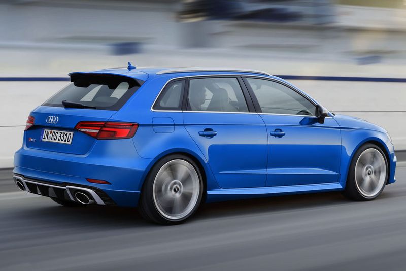 Am Heck findet sich ein Diffusor. (Audi)