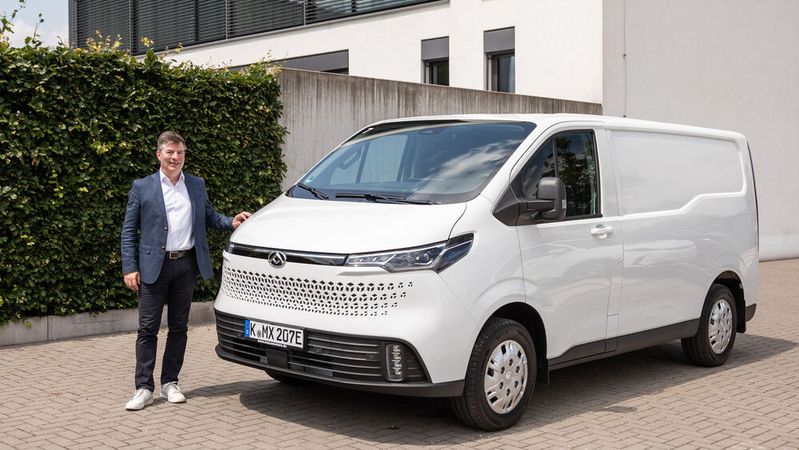 Gerald Lautenschläger, Managing Director Maxomotive und Astara Mobility Deutschland, mit dem neuen Elektrotransporter E-Deliver 7 (Bild:  Maxus)