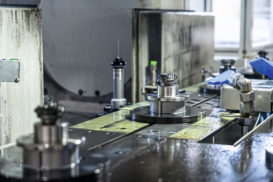 Hard machining of bevel gears with minimal non-productive time