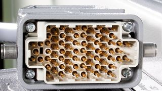 Durch Verlängerung der Kriechstrecken zwischen den Kontakten mithilfe von Aufbauten wurde eine höhere Leistungsdichte erreicht. (Harting)