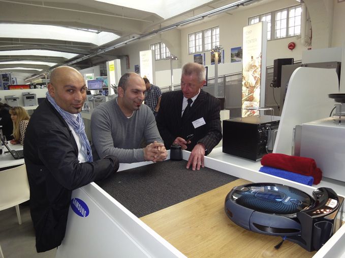 Sogar die Männerwelt ist von dem neuen Staubsauger fasziniert (Archiv: Vogel Business Media)