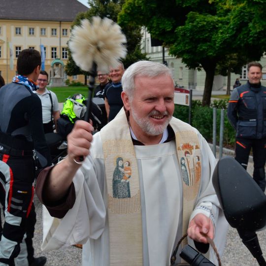 Weihwasser vom Kapuzinerpater für Motorräder und Gäste.(Bild:  Michel/»kfz-betrieb«)