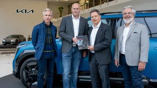 Lust auf Kia: (v.l.) Miguel Zas, Director Retail Network Development & Customer Quality von Kia Deutschland und Kia-Geschäftsführer Thomas Djuren, Thomas Wahl, Geschäftsführender Gesellschafter der Wahl Group, und Wahl-COO Christophe Mittelberger.
 (Bild: Frank Kruse/ Kia)