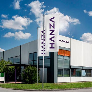 Auf dem ersten Blick sichtbar: Der Augsburger Standort tritt inzwischen als Hanza BMK auf. (Bild: Hanza BMK)