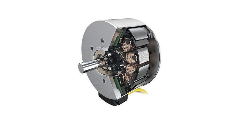 Für die Lenkbewegung der Räder sorgen vier bürstenlose Motoren der BXT-Serie mit passendem Getriebe. Sie liefern dank ihrer innovativen Wicklungstechnik und Auslegung ein besonders hohes Drehmoment. (Faulhaber)