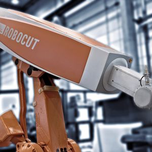 Für das Laserschneiden von Kunststoffbauteilen entwickelte Robot-Technology den Laserschneidroboter Robocut. Die Außenglocke des Roboters ist drehbar gelagert; das ermöglich das Umschalten von Scanner- auf Düsenbetrieb.