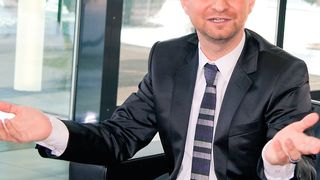 Philipp Wallner, Industrial Automation & Machinery Industry Manager bei MathWorks, erklärt, wie Ingenieure bei der Implementierung von Algorithmen zur vorrausschauenden Wartung unterstützt werden können. (MathWorks)