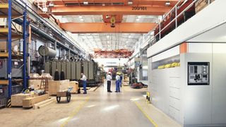 industrial-factory-in-mechanical-engineering-for-the-manufacture-of-transformers-interior-of-a-production-hall-stockpack-adobe-stock-scaled (Quelle: industrieblick – Adobe Stock)
