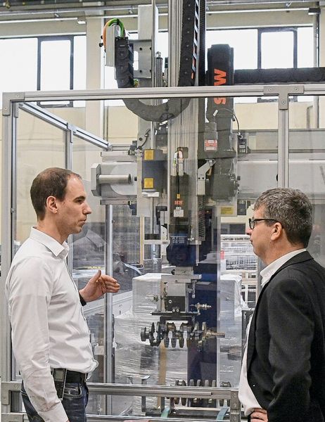 „Wir haben die Entscheidung getroffen, nicht nur bei den Antrieben, sondern auch bei der Steuerungstechnik künftig auf SEW zu setzen – eine Entscheidung, die sich als vollkommen richtig erwiesen hat“, bestätigt FLT-Entwicklungsleiter Boris Bind (li.) gegenüber Dietmar Böhrer, Außendienstmitarbeiter bei SEW-Eurodrive.  (SEW)