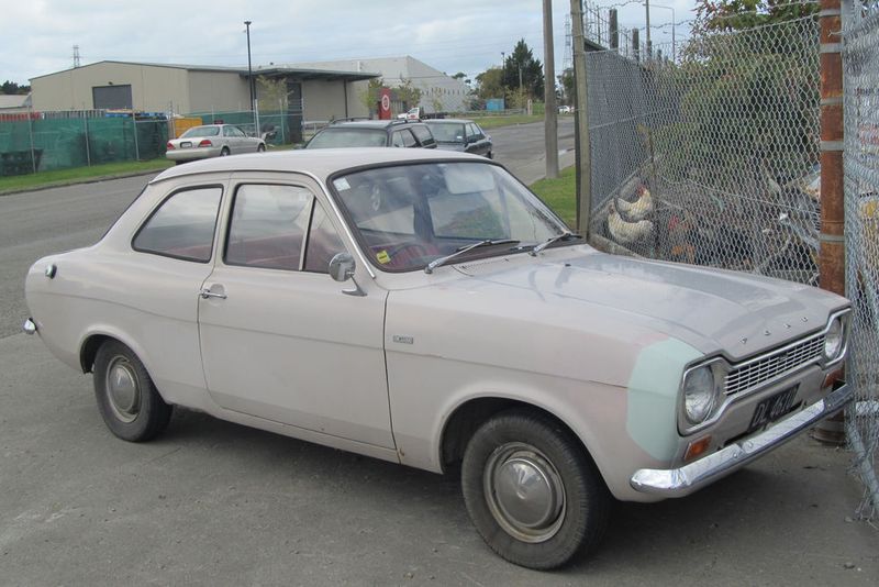 ... mit kuriosem Kühlergrill in Hundeknochenform.  (Bild: 1968 Ford Escort Deluxe / Riley / CC BY 2.0)