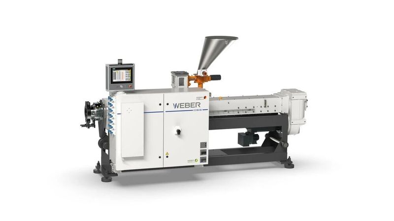 Weber Extrusion aus dem oberfränkischen Kronach empfiehlt für die Profilherstellung mit Polyvinylchlorid (PVC) seine Doppelschneckenextruder der Baureihe DS. Die Materialfzuführung kann als Granulat oder Mahlgut erfolgen. (Bild: Weber Extrusion)