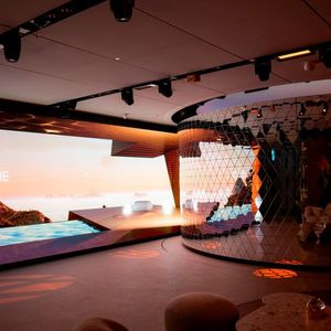 Auf einer verfahrbaren LED-Wand werden Orte aus den BMW-Produktwelten eingespielt.(Bild:  BMW)