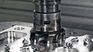 Das Speichern, Verwalten und Bereitstellen von Werkzeugdaten als zentrale Stelle ist wichtig für eine effiziente Fertigung. Hier zu sehen ein Eckfräser mit 4-schneidiger Wendeplatte. (Bild: Walter)