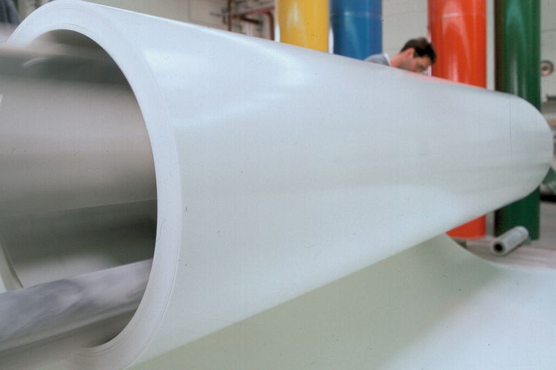 Ähnlich wie bei dieser GFK-Composite-Rolle gelingt jetzt erstmals die großserienmäßige Herstellung von CFK-Matten im kontinuierlichen Flachbahnverfahren. (Bild: Lamilux)