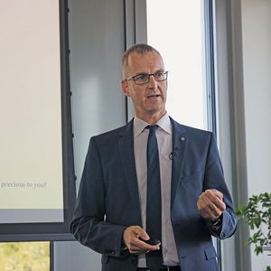 “Im Halm ist fast so viel Zucker gebunden wie im Korn,“ erklärt Markus Rarbach, Sunliquid-Projektleiter bei Clariant. „Nur ist er dort wesentlich fester verpackt.”