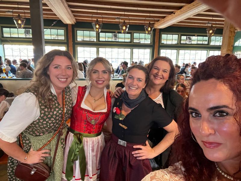 Na, die Bedienung kennen wir doch? Das leckerste Bier serviert Vanessa Heiland, Check Point. (Bild: Vogel IT-Medien GmbH)