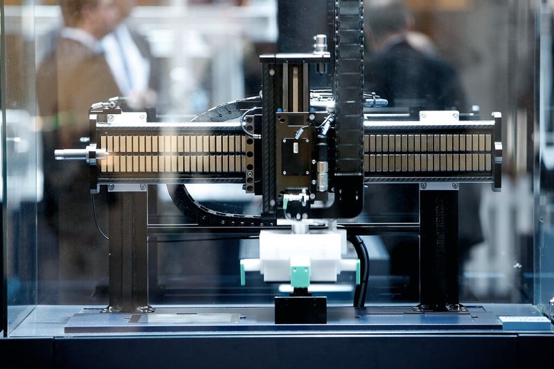 Berührungslos Greifen: Mithilfe von Ultraschall handhabt dieser neue Vielzweckgreifer von Schunk empfindliche Teile besonders schonend. (Bild: Schunk)