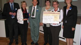 Die Preisübergabe: Dr. Birger Holz, Knauer; Angela Rolla-Eilers, stellv. Schulleiterin Emil-Fischer-Schule; Dr. Herbert Knauer, Knauer; Helke Wegener, Emil-Fischer-Schule; Martina Nünnicke, Emil-Fischer-Schule; Corinna Pfeiffer, Knauer (v.l.n.r).  (Bild: Knauer)