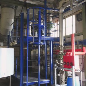 Anordnung der Flammensperren in den Abluftleitungen: Zwei parallele Stränge mit je zwei Sperren werden durch eine Notabführung (rechts) ergänzt.(Bild:  Bormann&NeupertbyBSB&B)