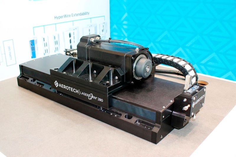 Die Laserturn280 ist Aerotechs neue Bewegungsplattform für die zylindrische Laserbearbeitung. Basierend auf dem PRO280LM-Lineartischdesign und optional mit drei verschiedenen Drehstufenantrieben erhältlich, deckt das System Rohrdurchmesser von 0,3 bis 30 mm ab. Im Bild ein Prototyp, wie er bspw. auf der Medtec Live in Stuttgart gezeigt wurde. (Bild: Aerotech)