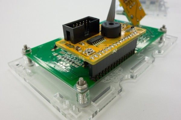 BrewPi: Das LCD wiird montiert (BrewPi.com)