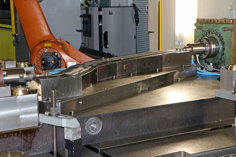 Neue Anforderungen im Karosseriebau führen zu neuen Verfahren, wie dem Hot Metal Gas Forming als Kombination aus Innenhochdruckumformung und Presshärten. (Itasse)