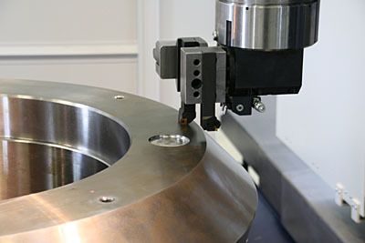 Plandrehen mit einem Kombiwerkzeug auf dem Soraluce-Fräs- und Bohrcenter FL 8000 mit Karusselldrehtisch. (Archiv: Vogel Business Media)