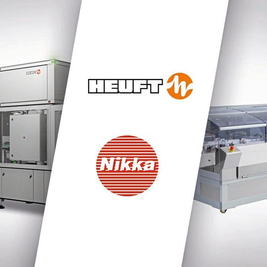 Kombination für eine umfassende Qualitätsprüfung im Blow-Fill-Seal-Prozess von Ampullen: optische Überprüfung mit dem Heuft spotter II BFSA zusammen mit der Hochspannungs-Detektion von Mikrolecks durch den Pinhole Inspector von Nikka Densok. (Bild:  Heuft)