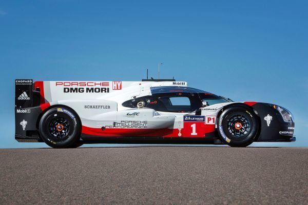 Der neue Porsche 919 Hybrid erreicht eine Systemleistung von mehr als 900 PS (662 kW) und profitiert von der enormen Traktion, wenn beim Herausbeschleunigen aus den Kurven mehr als 400 PS an der Vorderachse zupacken und den 919 in einen Allradler verwandeln. (Porsche)