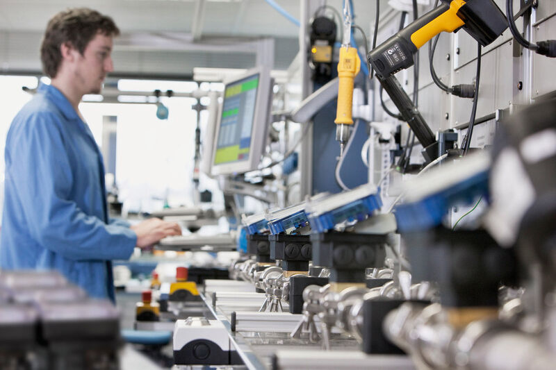 Sensor asssembly in Triembach au Val: Bürkert's french production site is solely focussed on the development and manufacturing of process sensors. (Bürkert)