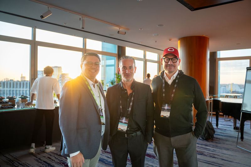 (v.l.n.r.) Carlo Dannies (CEO, HAFN IT und Vorstandsmitglied IAMCP Germany), Thorsten Oevel (Sales Director DACH, Pax8) und Christoph Twiehaus (Managing Director Skillkom GmbH und Vorstandsmitglied bei IAMCP Germany) waren schon bei Sonnenaufgang bester Laune. (Bild: Pax8)