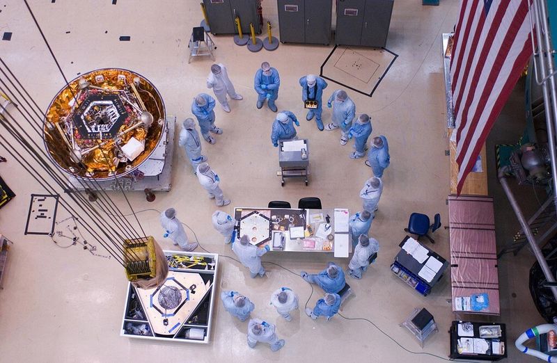 Das NASA-Team bei der Besprechung, kurz bevor die Marssonde in die Vakuum-Testkammer gebracht wird. (Bild: NASA)
