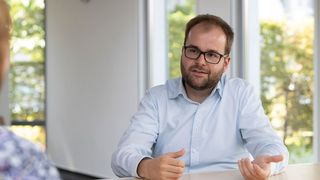 „Smart Sensoren bieten beispielhaft und überschaubar alle Funktionen und Features, die für den Einstieg in die Digitalisierung nötig sind“, erklärt Tobias Schmidt, Produktmananger Service bei der ABB AG.  (ABB)