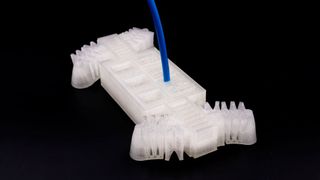 Was hier wie eine Eiswürfelform aussieht, ist in Wirklichkeit ein Steuermodul für einen Softroboter. Das Besondere ist, dass es additiv gefertigt wurde. Softroboter brauchen damit für gezielte Bewegungen keine Elektronik mehr, was sie für bestimmte Einsätze prädestiniert. (Bild: Universität Freiburg / L. Brunold)