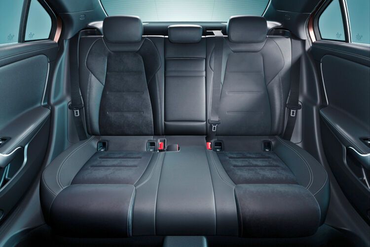 In der Langversion dürfte man dank sechs Zentimeter längerem Radstand hinten etwas mehr Platz haben. (Bild: Daimler)