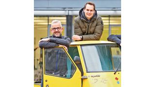 Die Väter der e-Ape: Studiendirektor Roland Hasenohr (links) mit den beiden Fachschülern Jochen Strubel (Mitte)und Sebastian Pfeiffer (rechts) der Heinrich-Hertz-Schule in Karlsruhe. (Phoenix Contact)