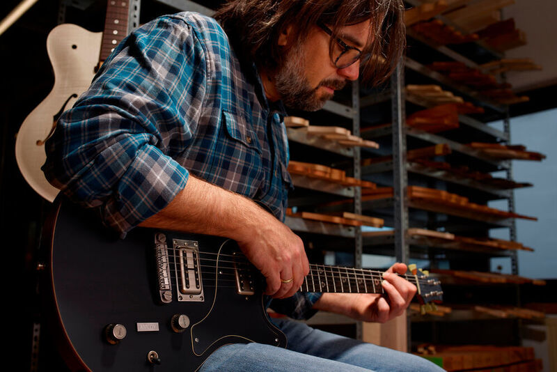 Amorphe Metalle aus dem 3D-Drucker bringen für Nik Hubers Gitarre mehrere Vorteile mit, aber auch für den industriellen Einsatz. (heraeus)