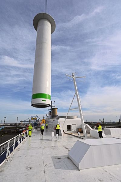 Sind die Verbindungen final und sitzen sicher, wird das Rotorsegel auf den Turm gestülpt, befestigt und mit der Systemsteuerung verbunden.  (Bild: Hytorc)